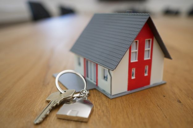 Small house and keys