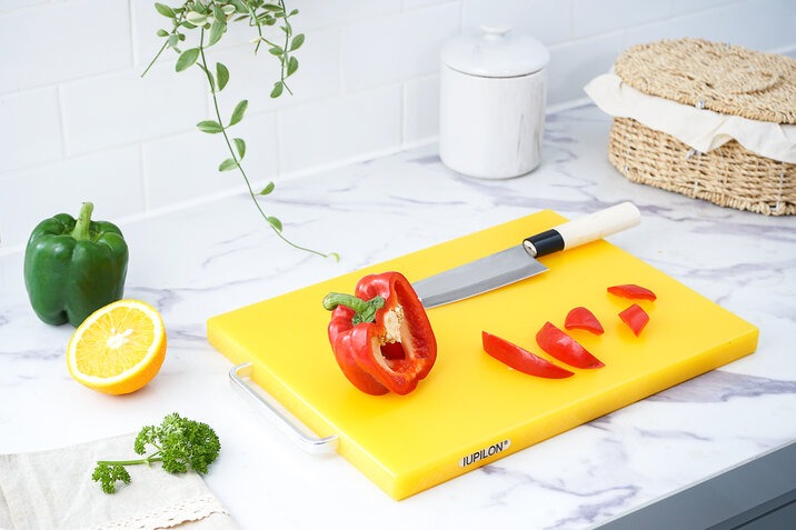 red-pepper-on-the-yellow-cutting-board